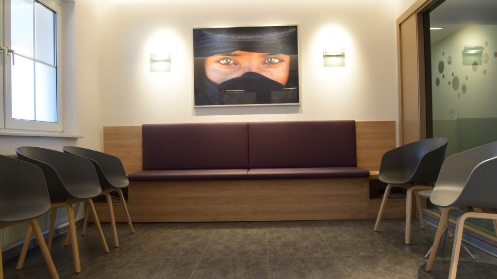 Warteraum Sitzbank