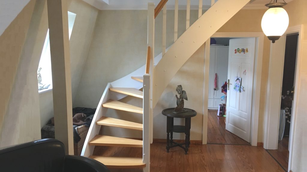 Treppe Weisslack und Buche